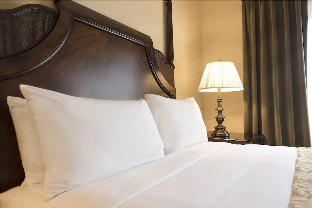 Azure Hotel&suites Trademark Collection By Wyndham Hotel Ontario