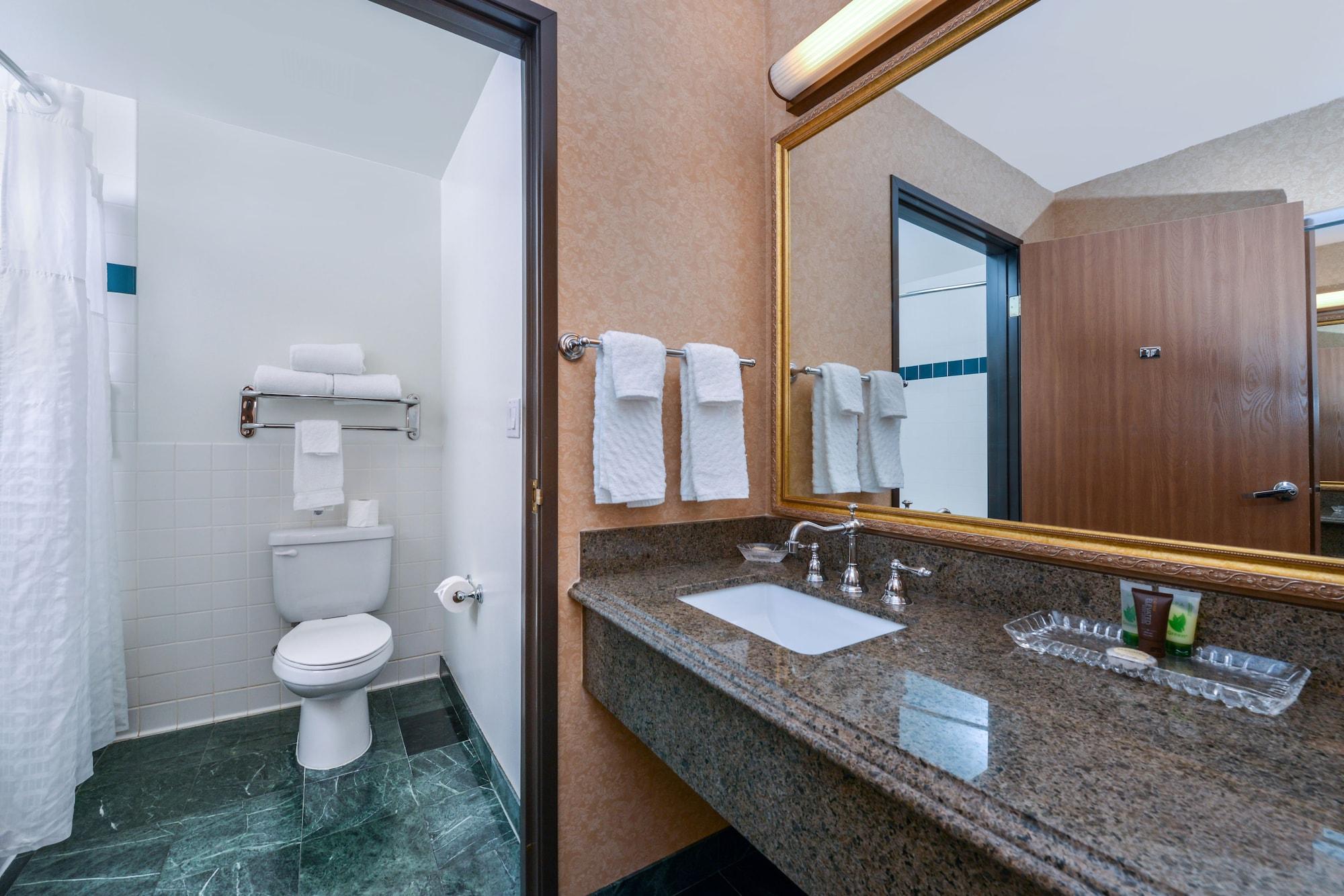 Azure Hotel&suites Trademark Collection By Wyndham Ontario