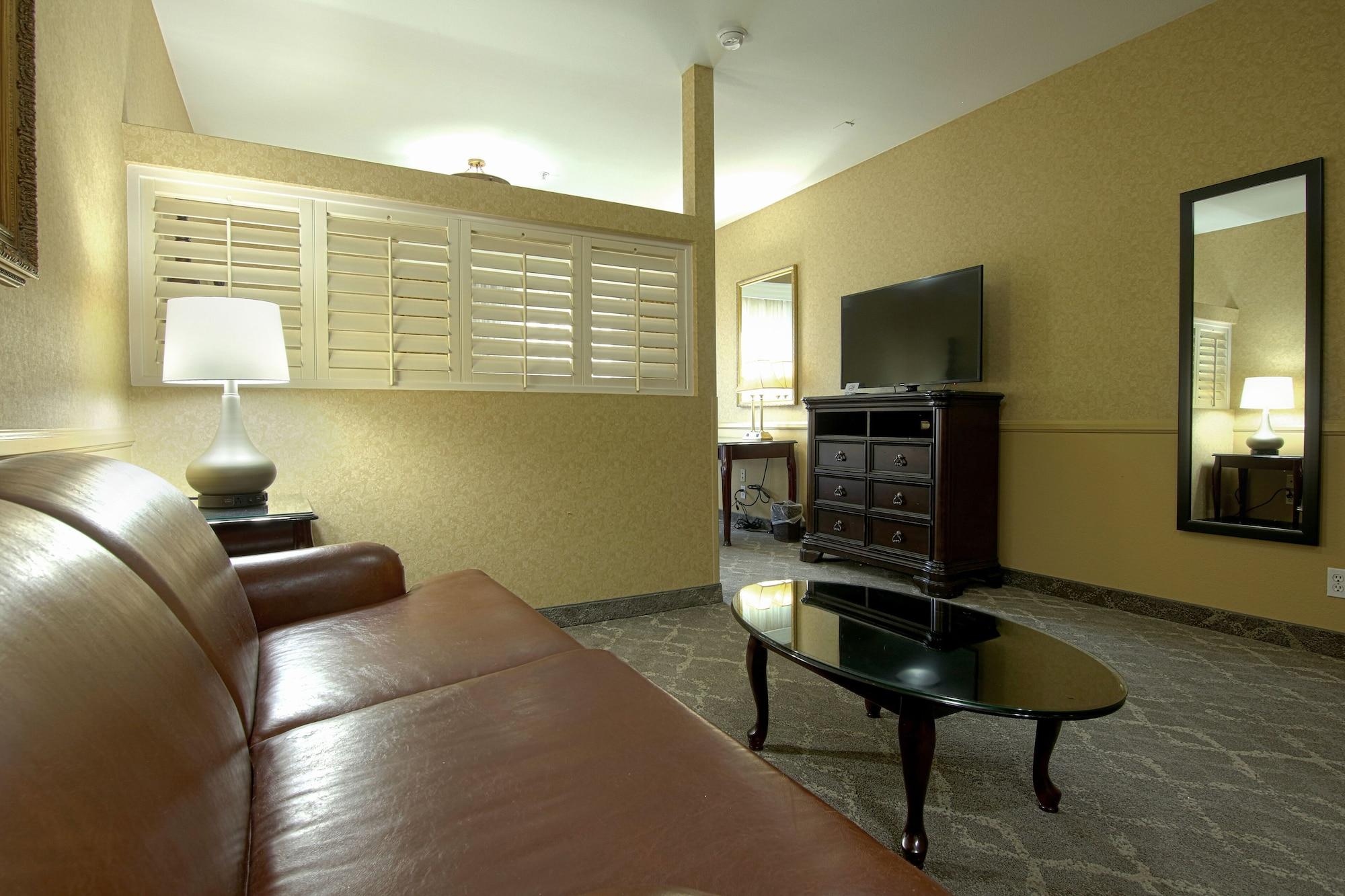 Azure Hotel&suites Trademark Collection By Wyndham Ontario