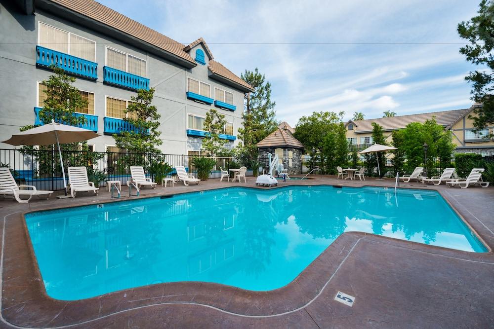 Azure Hotel&suites Trademark Collection By Wyndham 3*