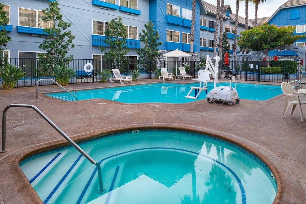 Azure Hotel&suites Trademark Collection By Wyndham Hotel Ontario