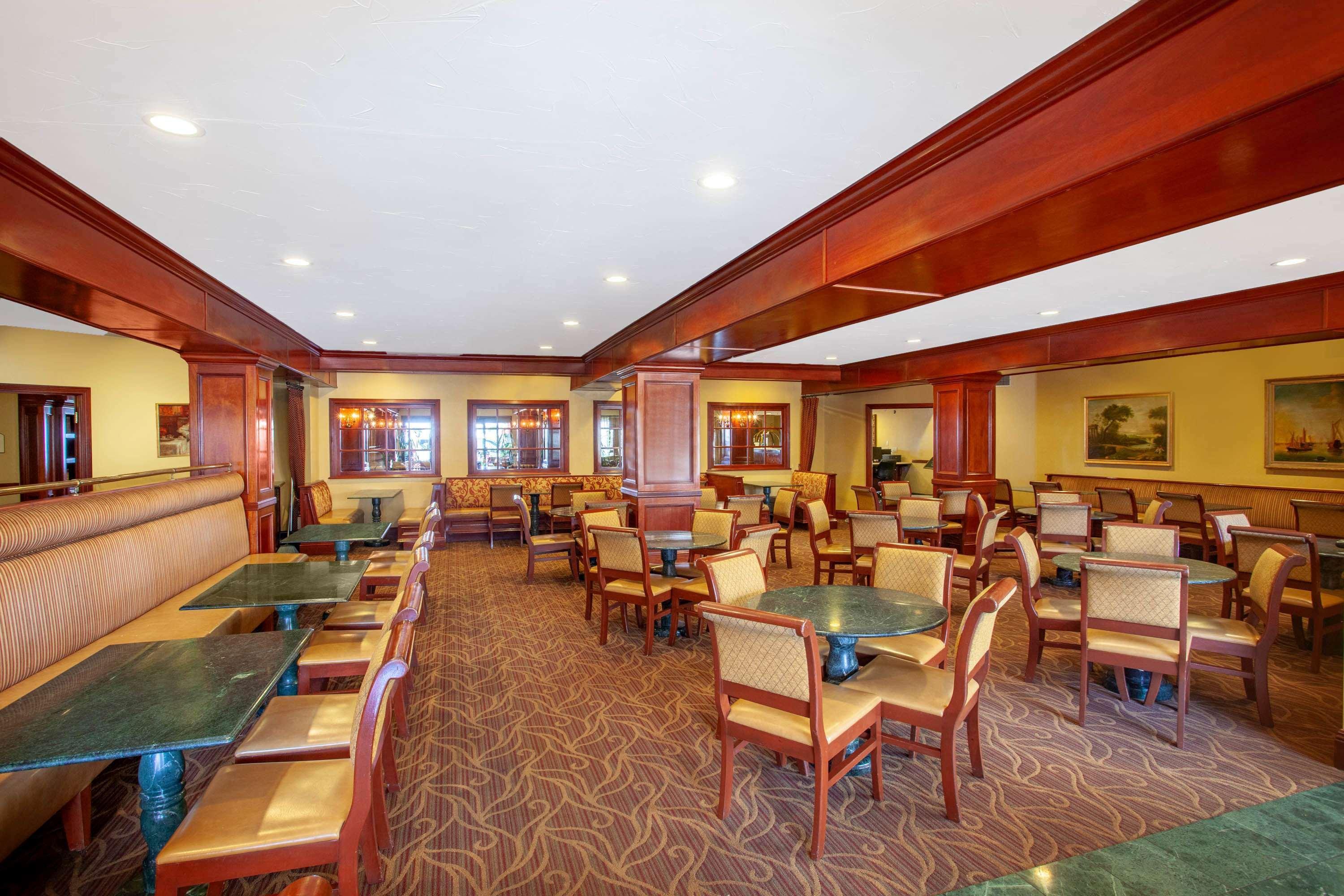 Azure Hotel&suites Trademark Collection By Wyndham Hotel Ontario