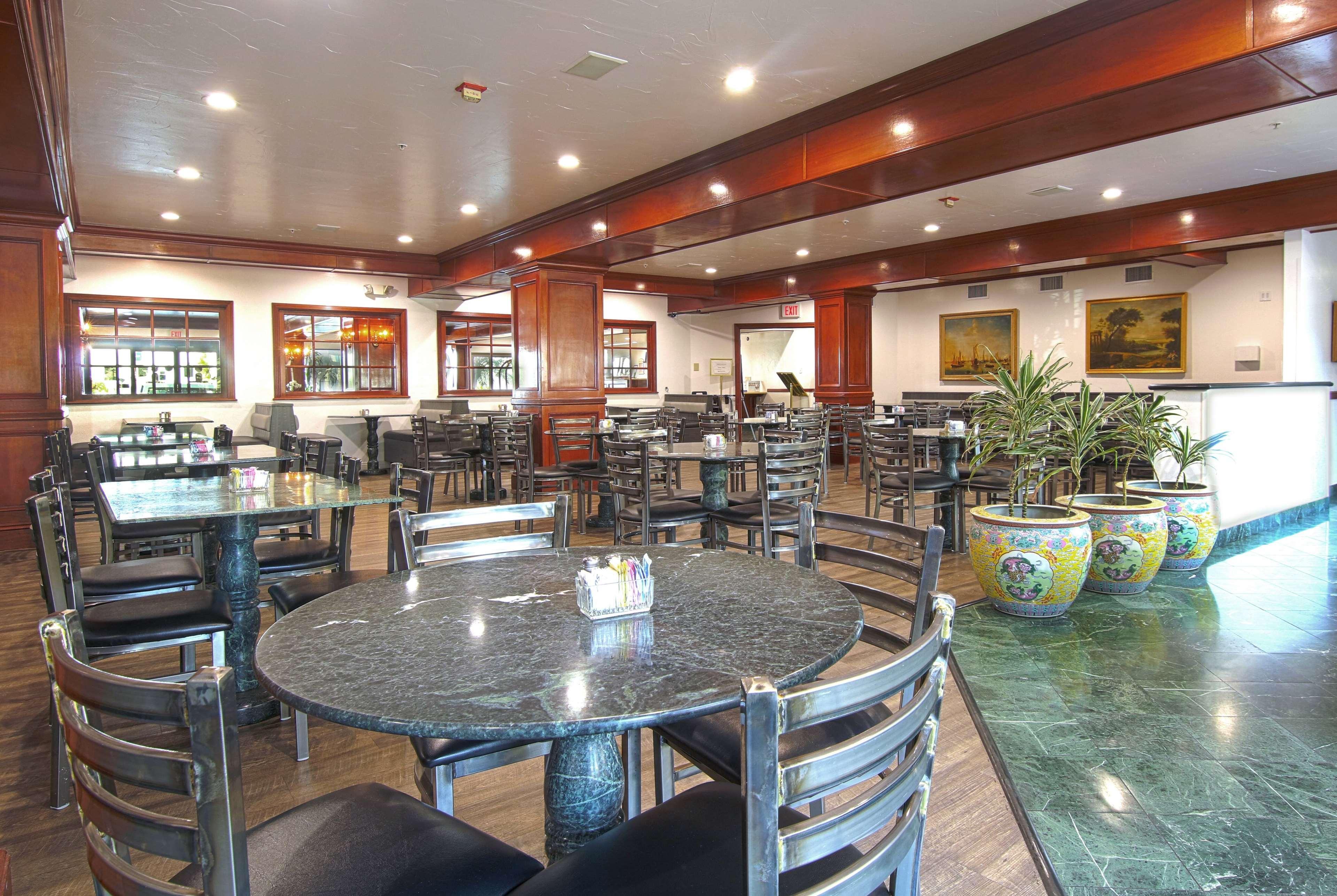 Azure Hotel&suites Trademark Collection By Wyndham Ontario