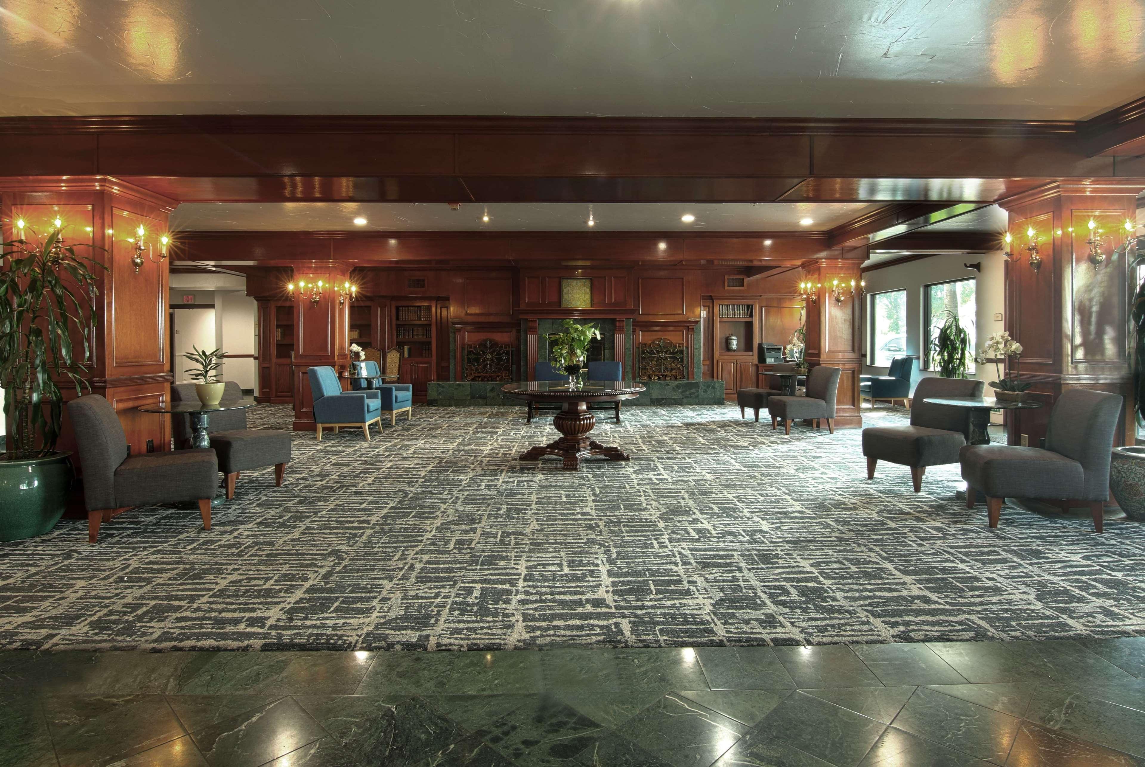 Azure Hotel&suites Trademark Collection By Wyndham Ontario