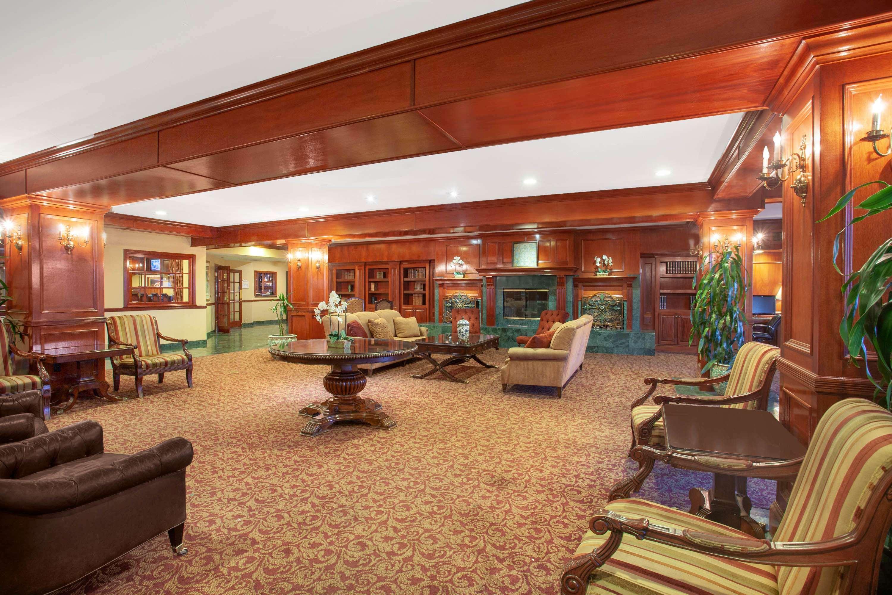 Azure Hotel&suites Trademark Collection By Wyndham Ontario