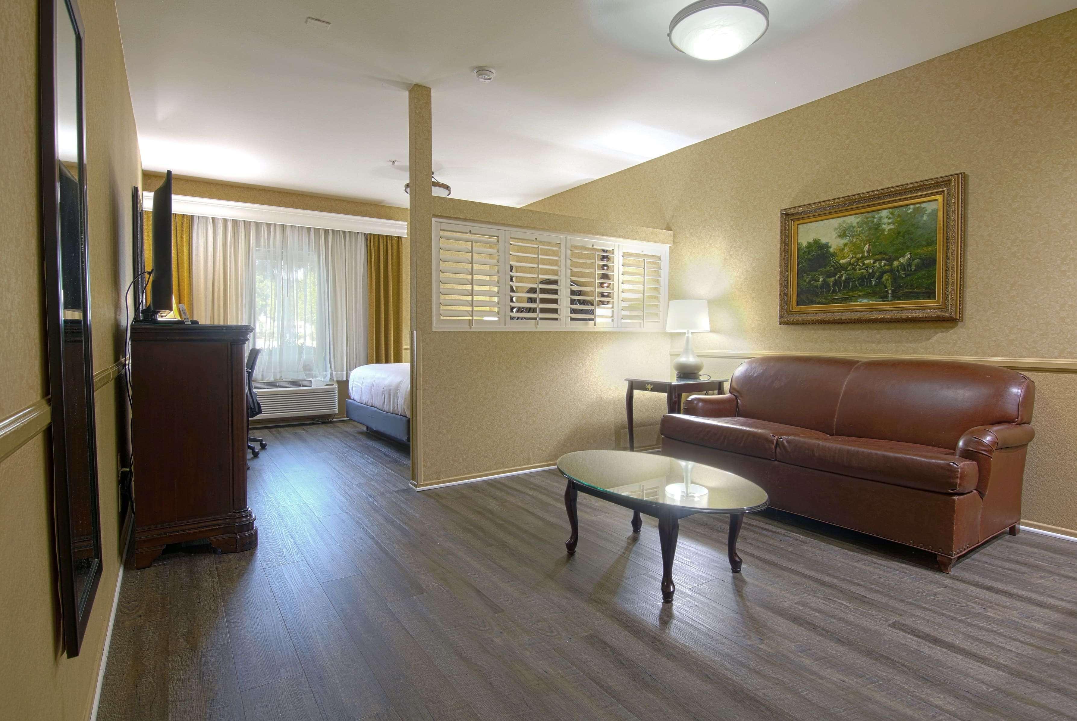 Hotel Azure Hotel&suites Trademark Collection By Wyndham Ontario