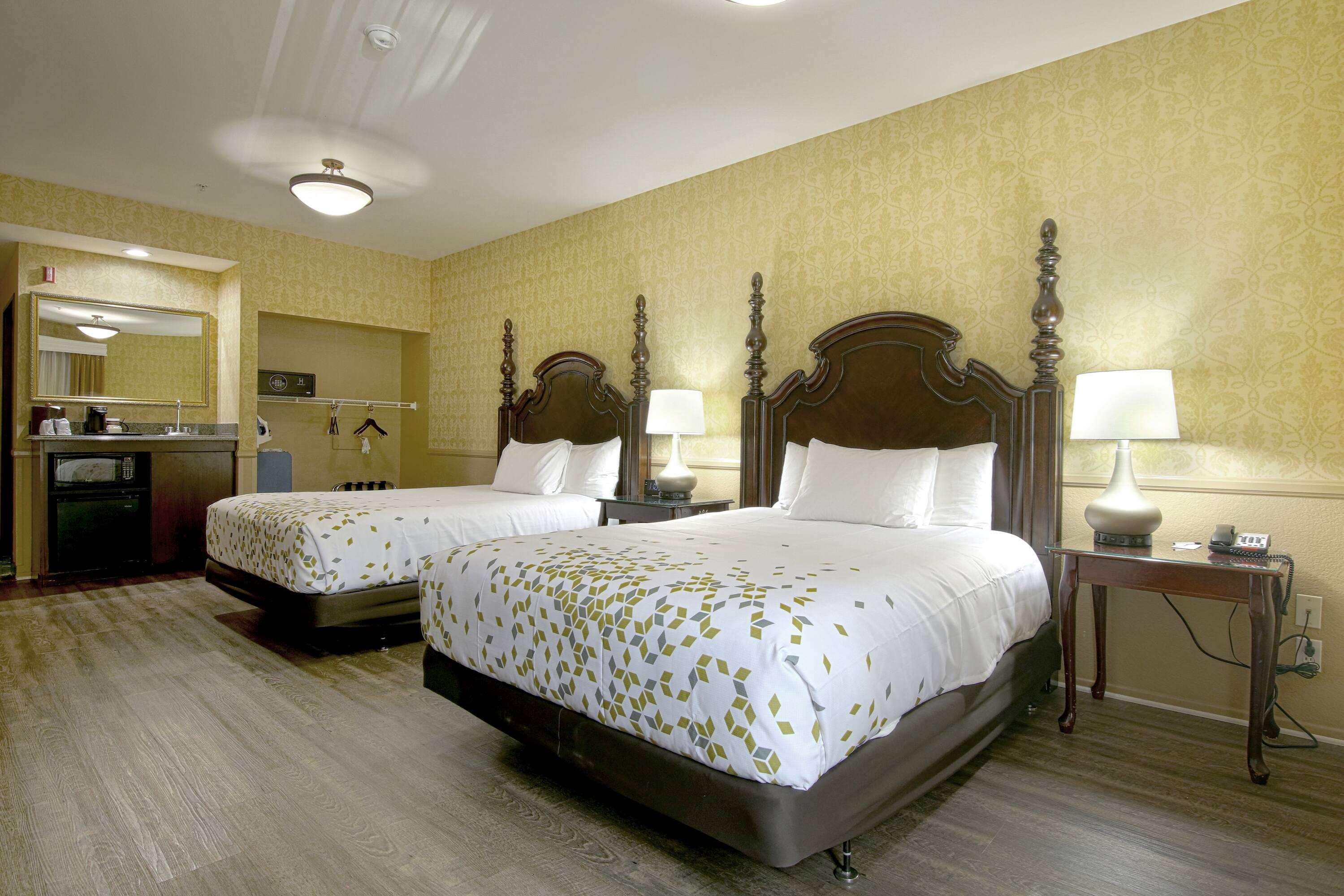 Azure Hotel&suites Trademark Collection By Wyndham 3*