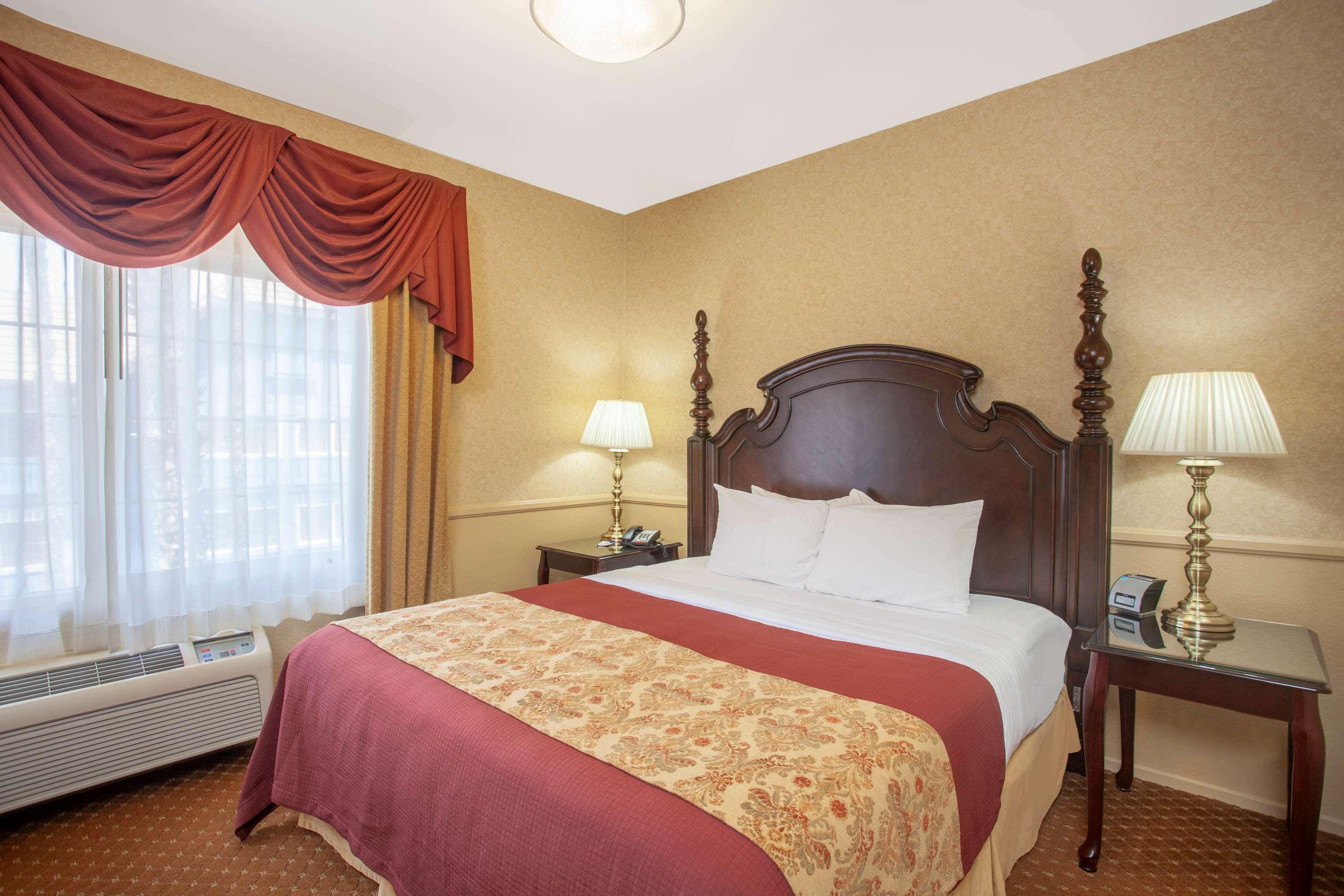 Azure Hotel&suites Trademark Collection By Wyndham Hotel 3*