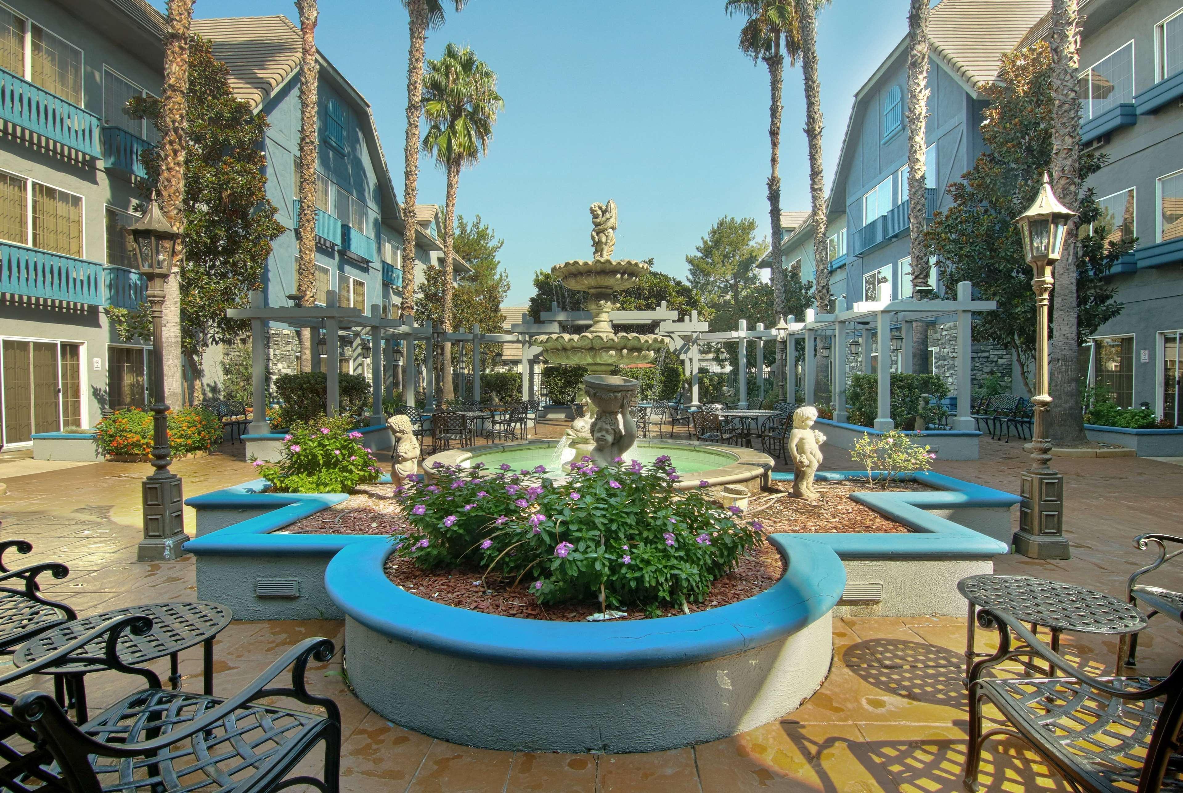 Hotel Azure Hotel&suites Trademark Collection By Wyndham Ontario