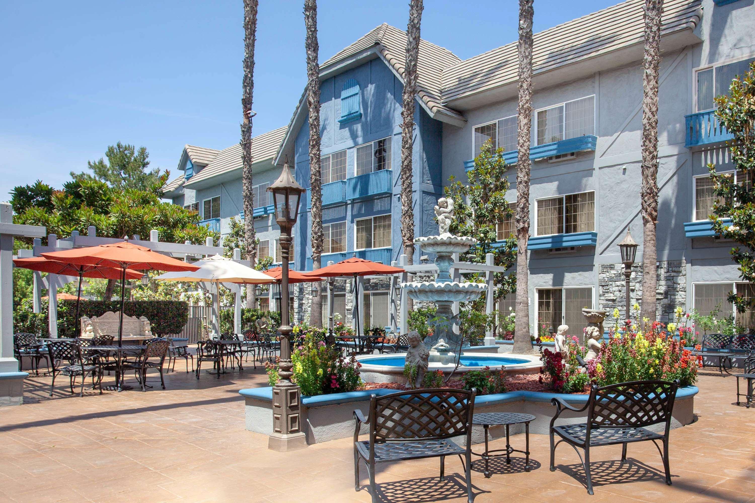 Azure Hotel&suites Trademark Collection By Wyndham Ontario