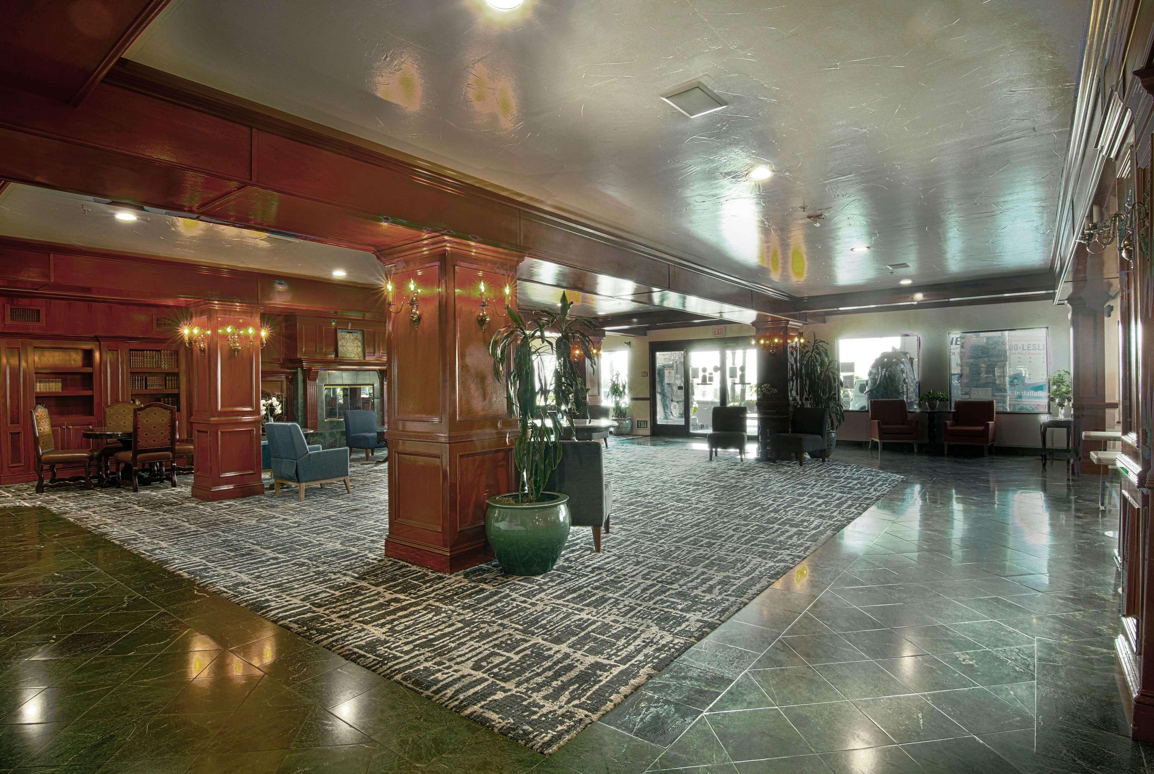 Azure Hotel&suites Trademark Collection By Wyndham 3* Ontario