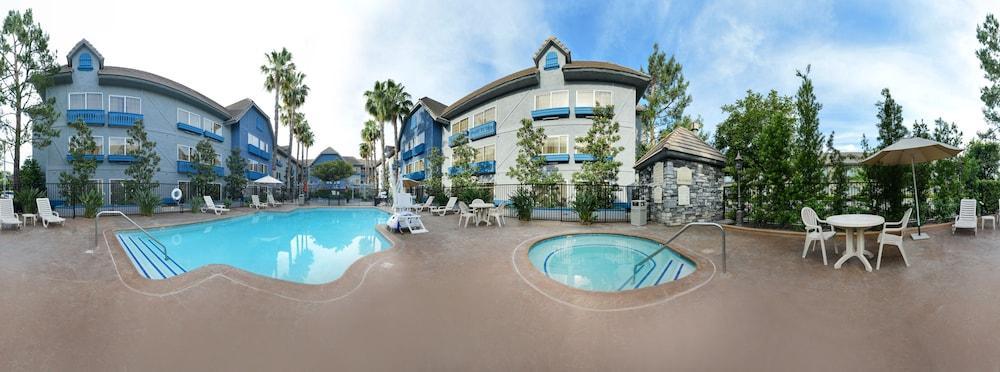 Azure Hotel&suites Trademark Collection By Wyndham Hotel Ontario