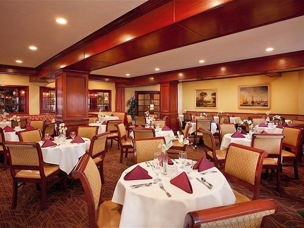 Azure Hotel&suites Trademark Collection By Wyndham Ontario