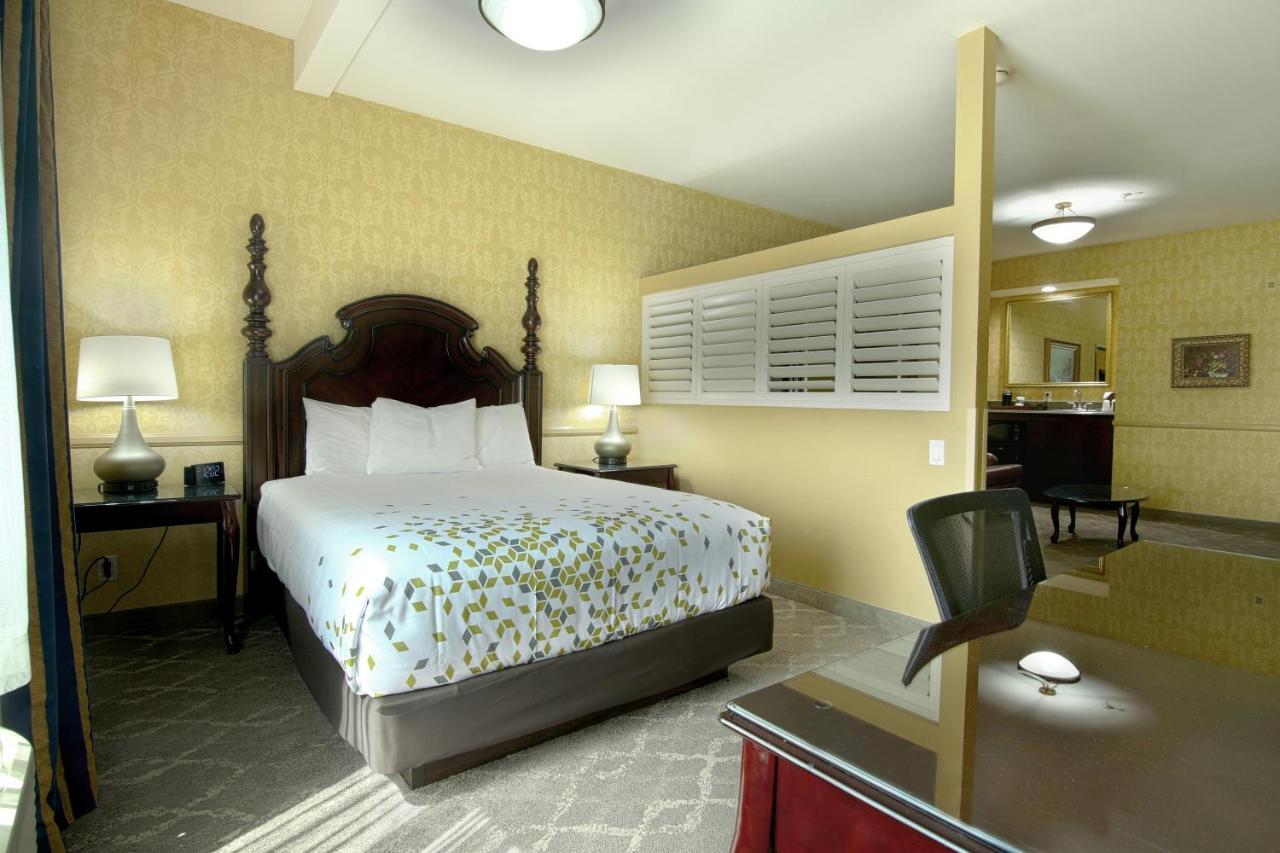 Azure Hotel&suites Trademark Collection By Wyndham Ontario