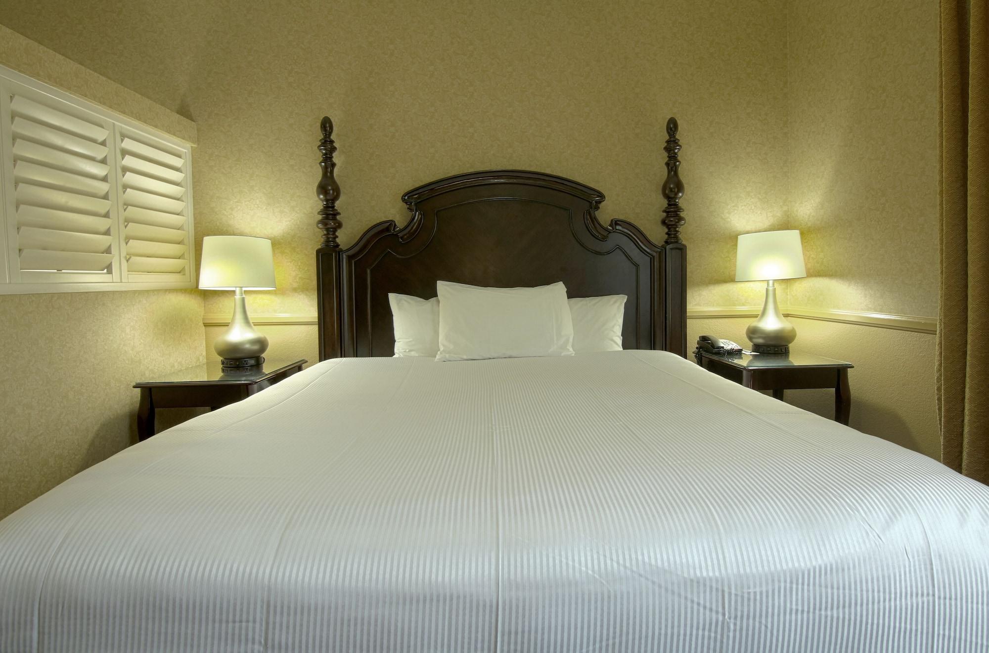 Azure Hotel&suites Trademark Collection By Wyndham Ontario