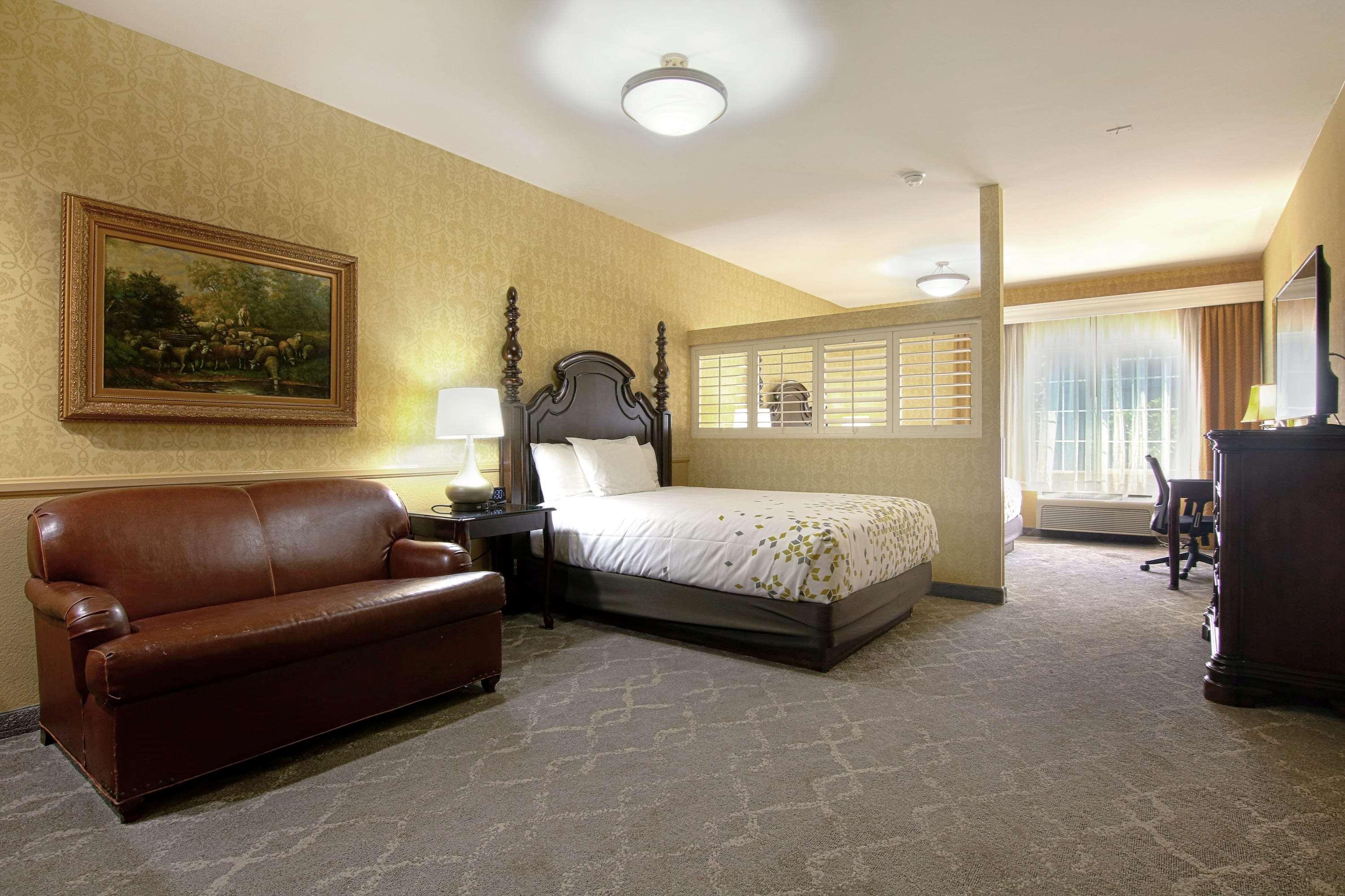 Azure Hotel&suites Trademark Collection By Wyndham Hotel Ontario