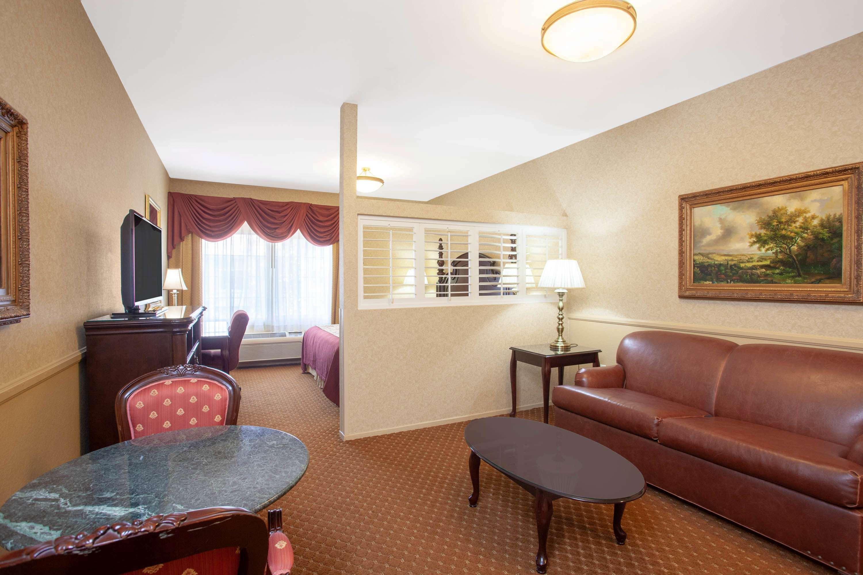 Azure Hotel&suites Trademark Collection By Wyndham 3* Ontario